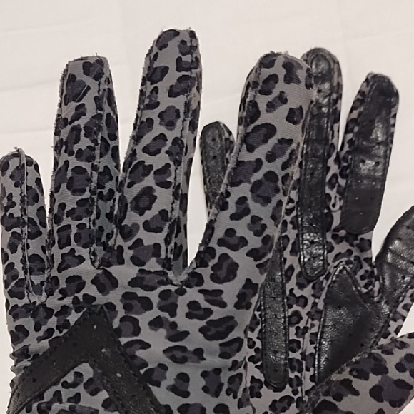 Isotoner Black and Gray Patterned Gloves - Picture 6 of 8